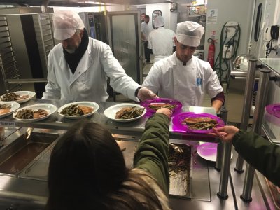 Les agents de cuisine passent à l'action après leur formation sur la réduction du gaspillage alimentaire